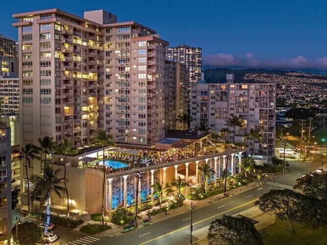 Queen Kapiolani at Night